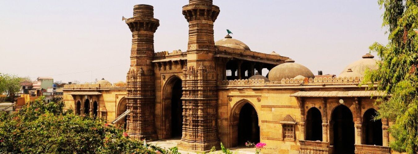 Jhulta Minar Sightseeing in Ahmedabad with Bharat Taxi